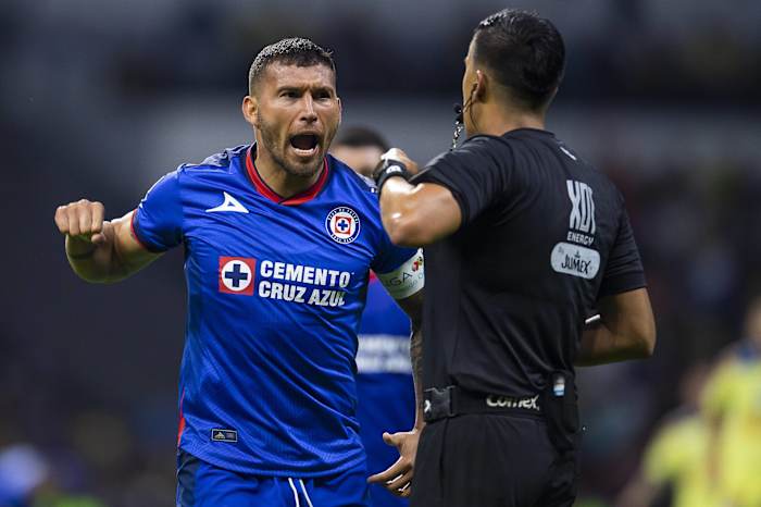 Juan Escobar de Cruz Azul durante el partido ante América en la Liga MX